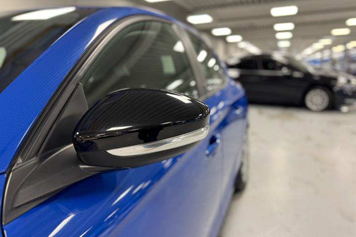 Blå Opel Corsa-e fra 2021