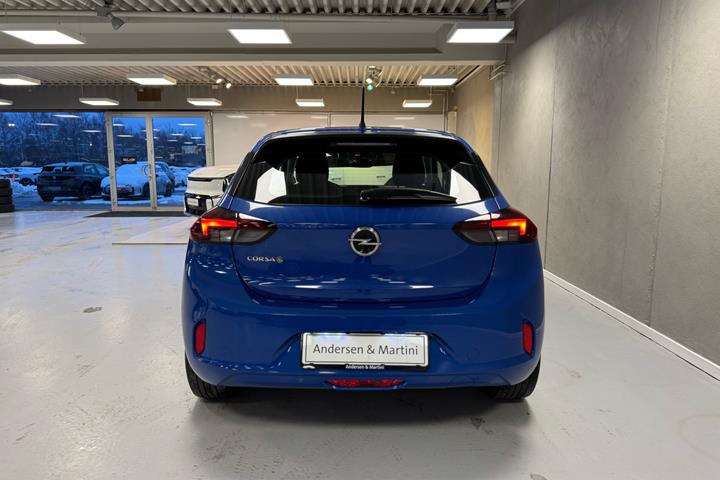 Blå Opel Corsa-e fra 2021