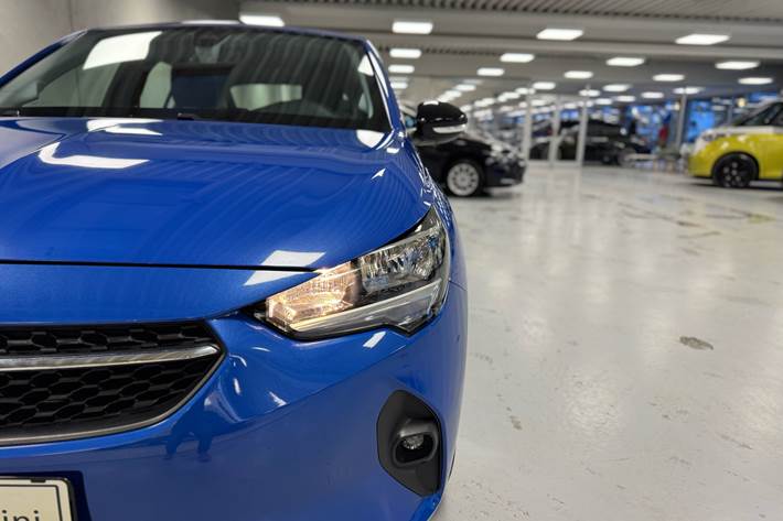 Blå Opel Corsa-e fra 2021