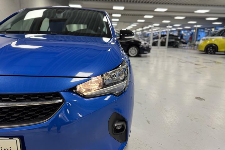 Blå Opel Corsa-e fra 2021
