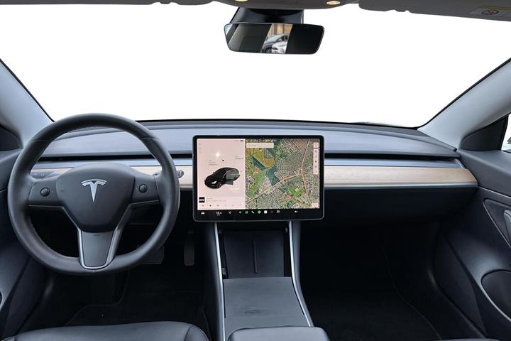 Sort Tesla Model 3 fra 2020