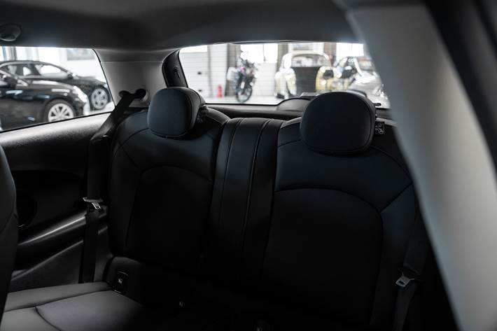 Sølv Mini Cooper fra 2023