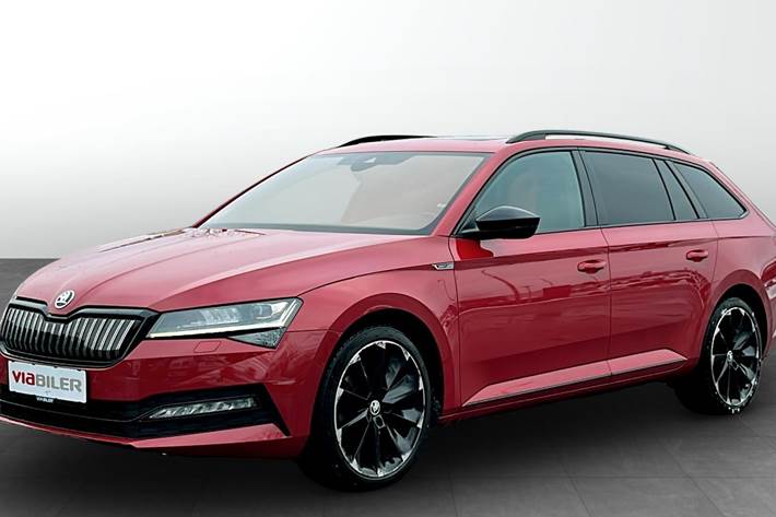 Rød Skoda Superb fra 2019 set udefra