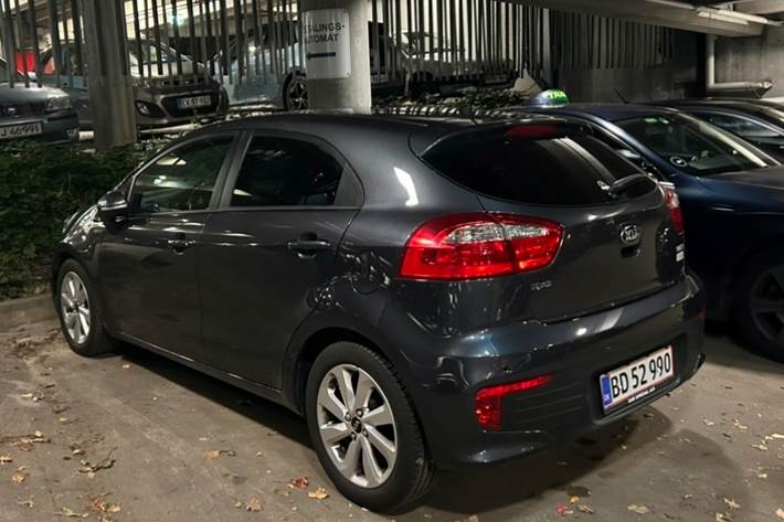Grå Kia Rio fra 2016