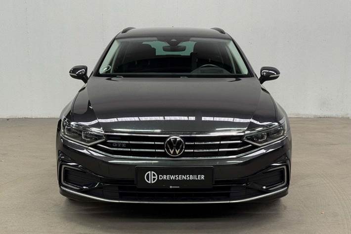 Grå VW Passat fra 2021