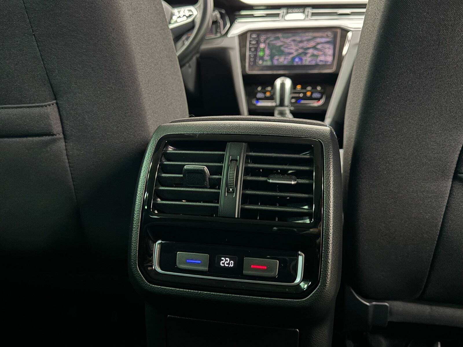 Grå VW Passat fra 2021