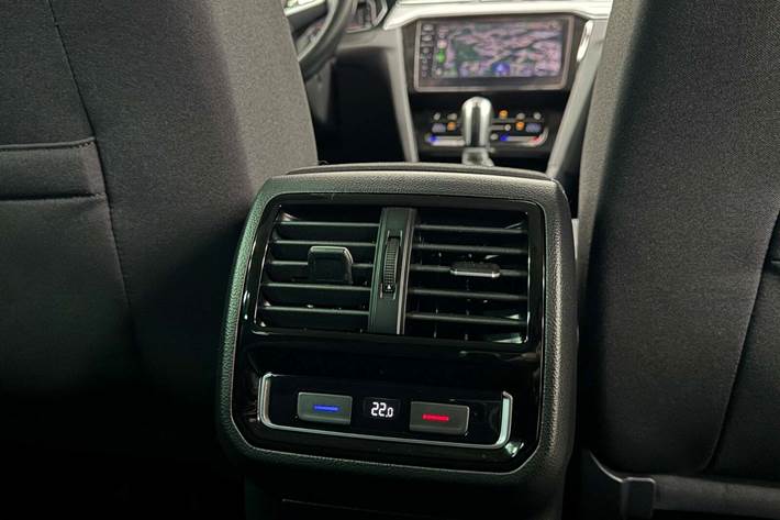 Grå VW Passat fra 2021