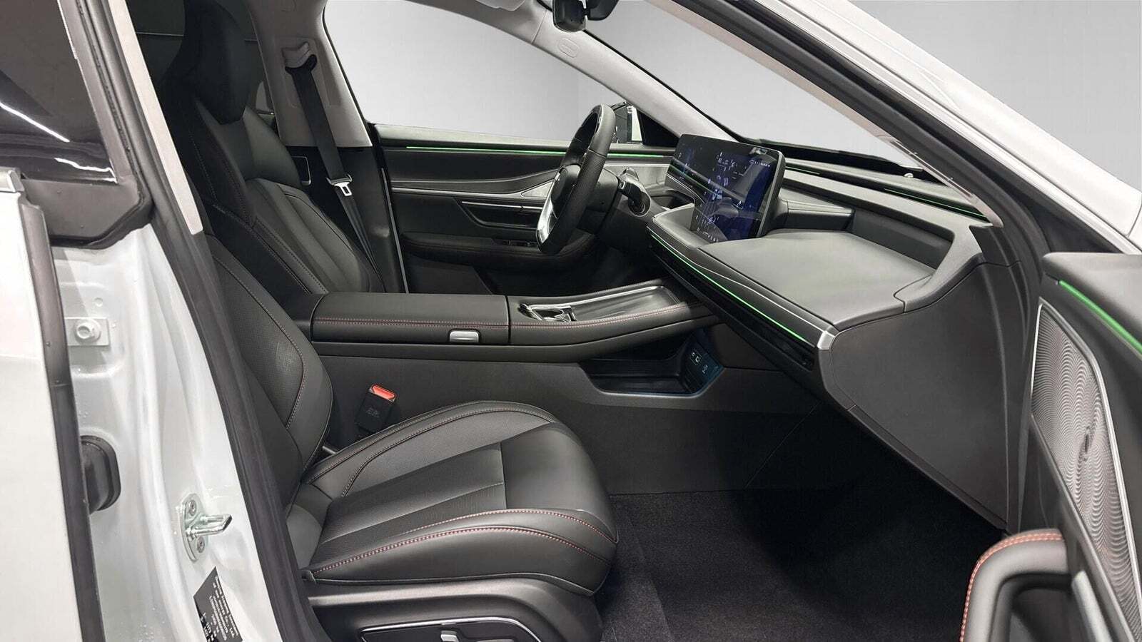 Hvid Xpeng P7 fra 2025