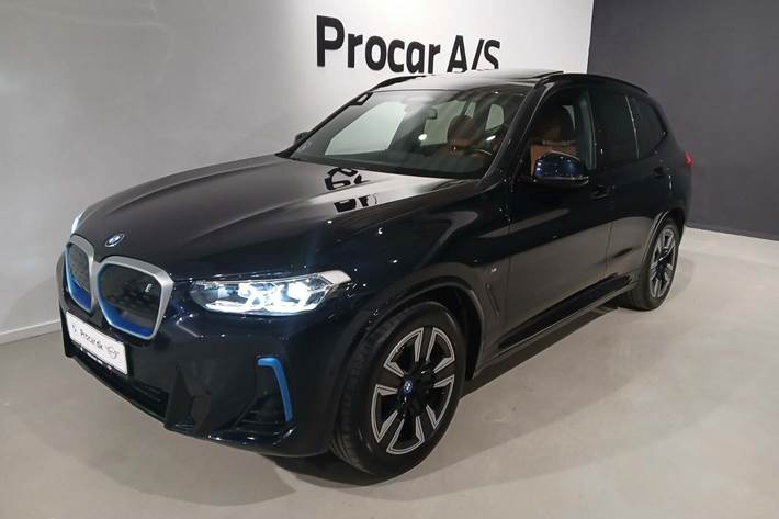 Blå BMW iX3 fra 2022 set udefra
