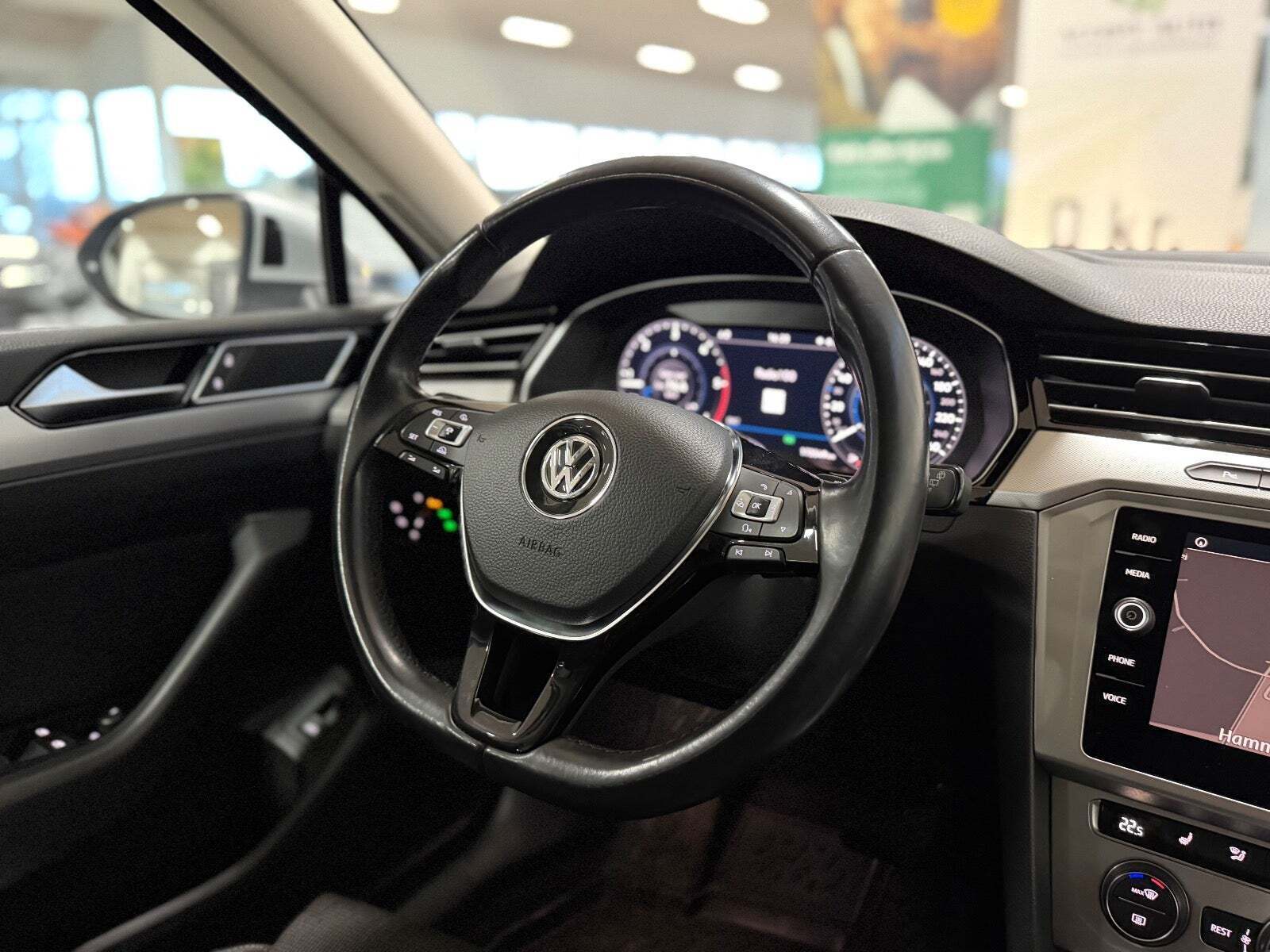 Sølv VW Passat fra 2018