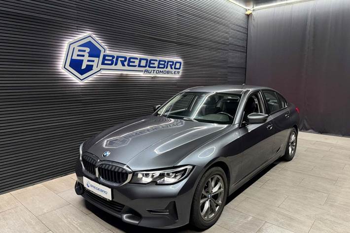 Grå BMW 320d fra 2020 set udefra