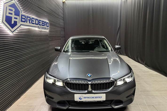 Grå BMW 320d fra 2020