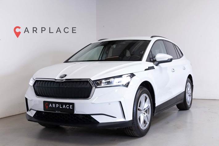 Hvid Skoda Enyaq fra 2023 set udefra