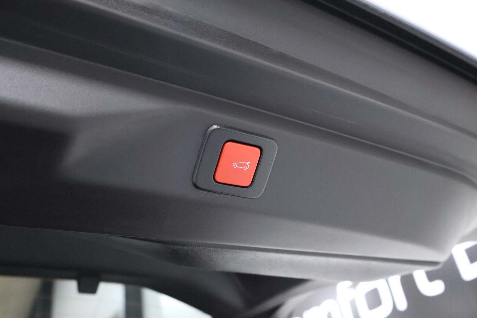 Sølv Peugeot e-3008 fra 2025