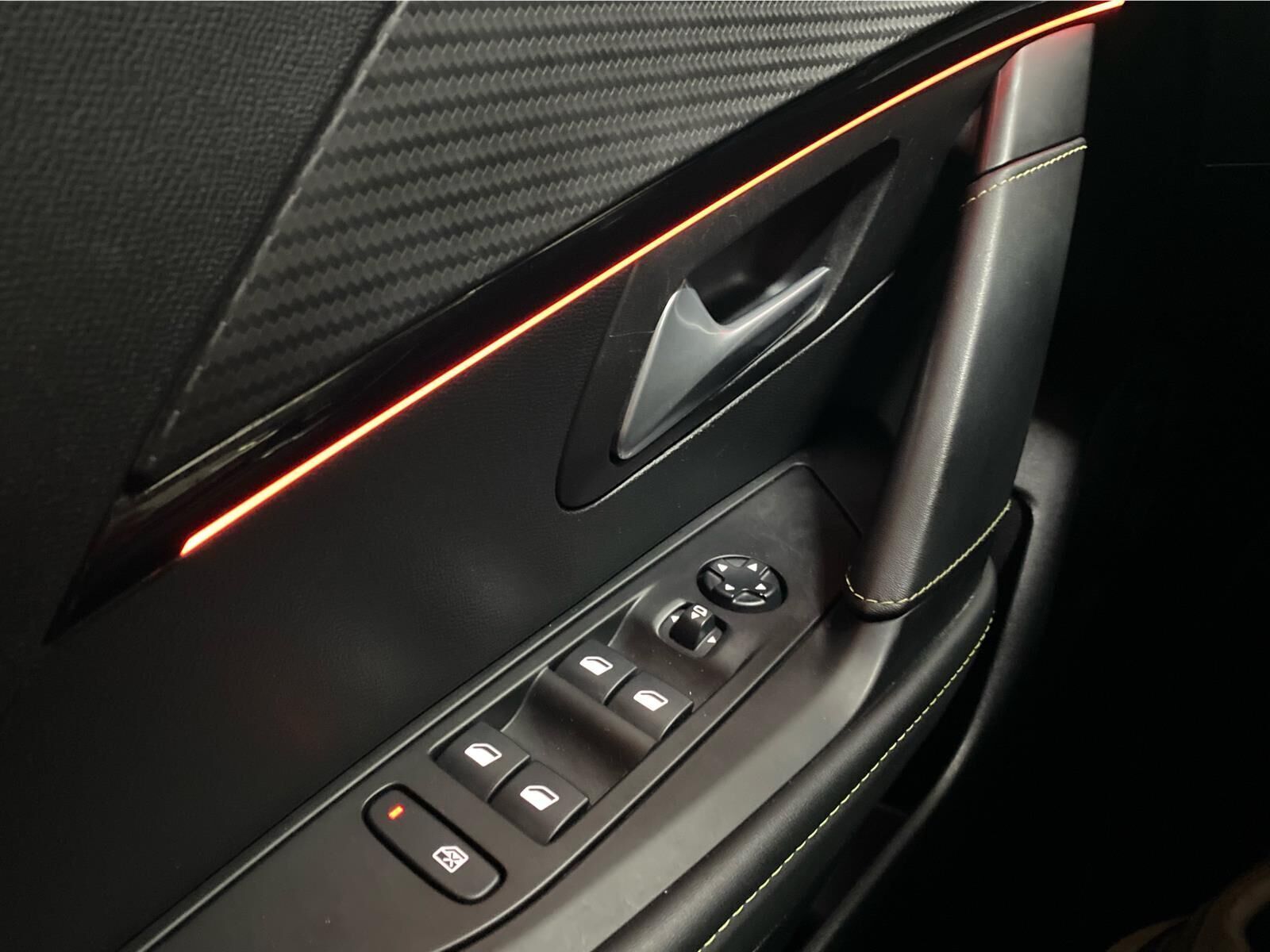 Gul Peugeot e-208 fra 2021