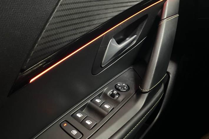 Gul Peugeot e-208 fra 2021