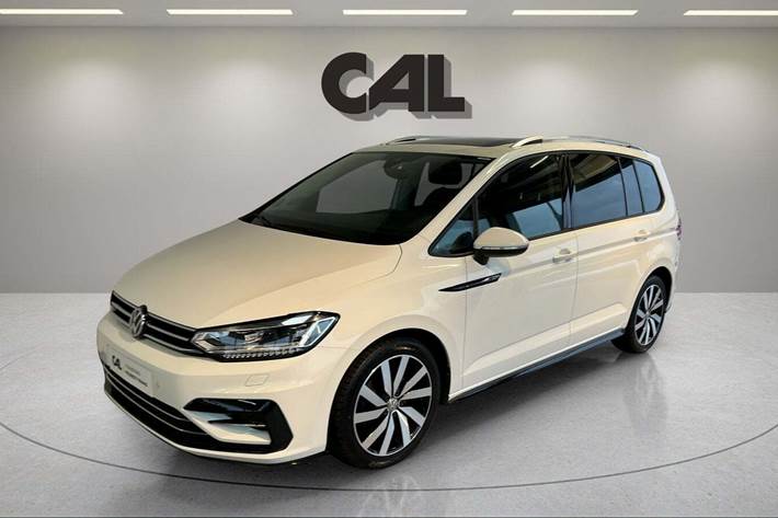 Hvid VW Touran fra 2018 set udefra