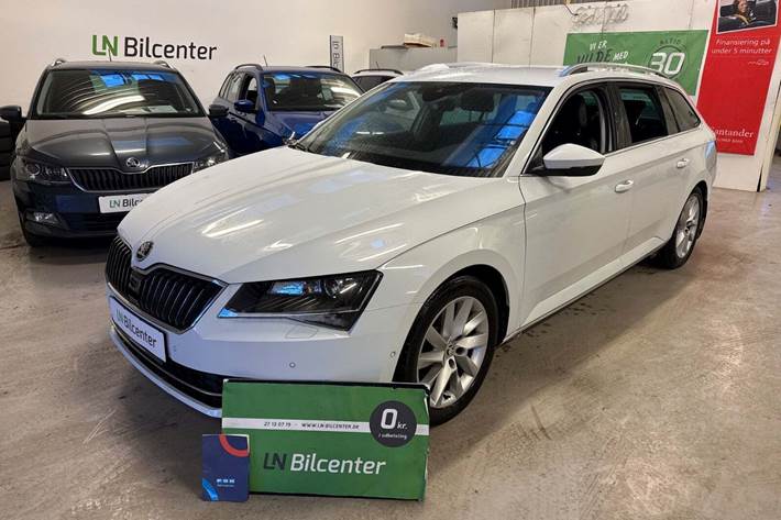 Hvid Skoda Superb fra 2019 set udefra