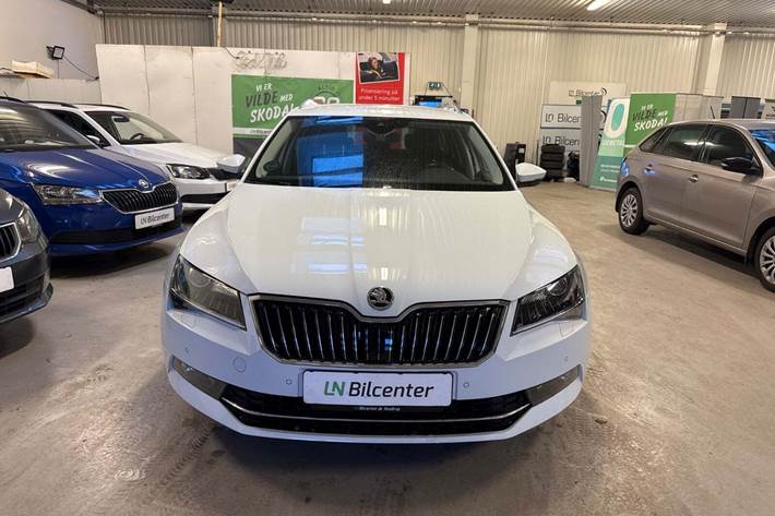 Hvid Skoda Superb fra 2019