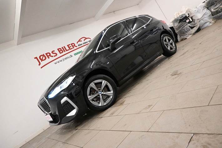 Sort BMW 225e fra 2023