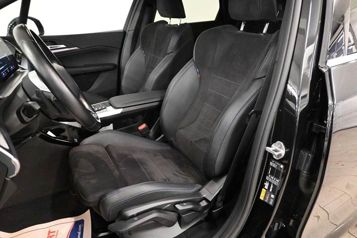 Sort BMW 225e fra 2023