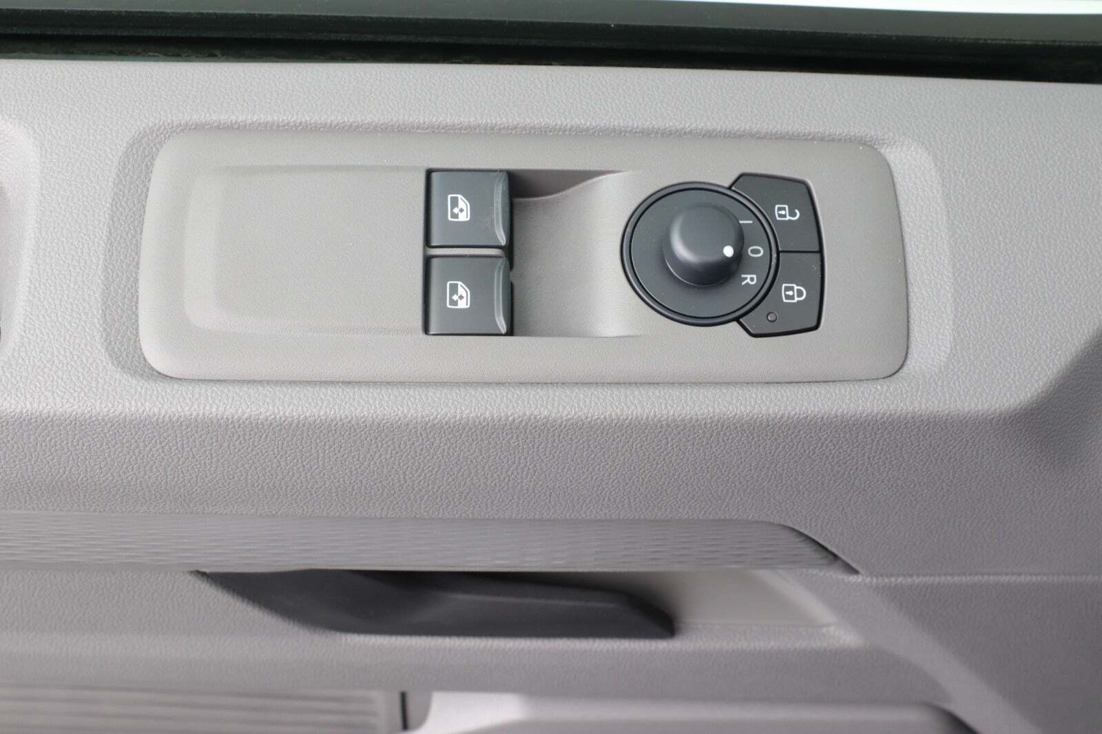 Hvid VW e-Caravelle fra 2025