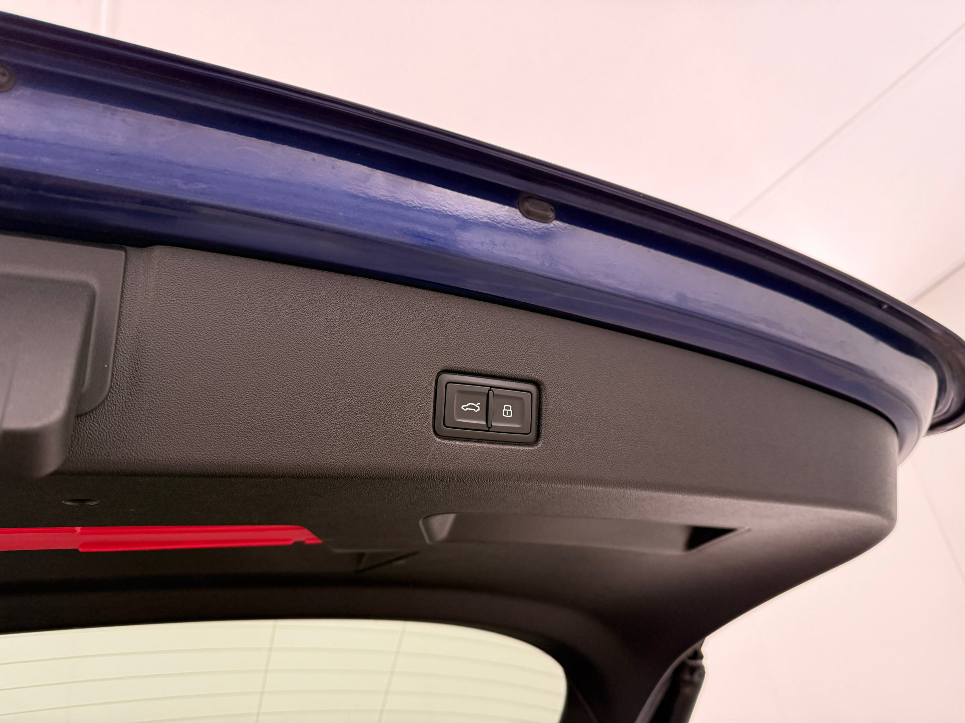 Blå Audi Q4 fra 2022