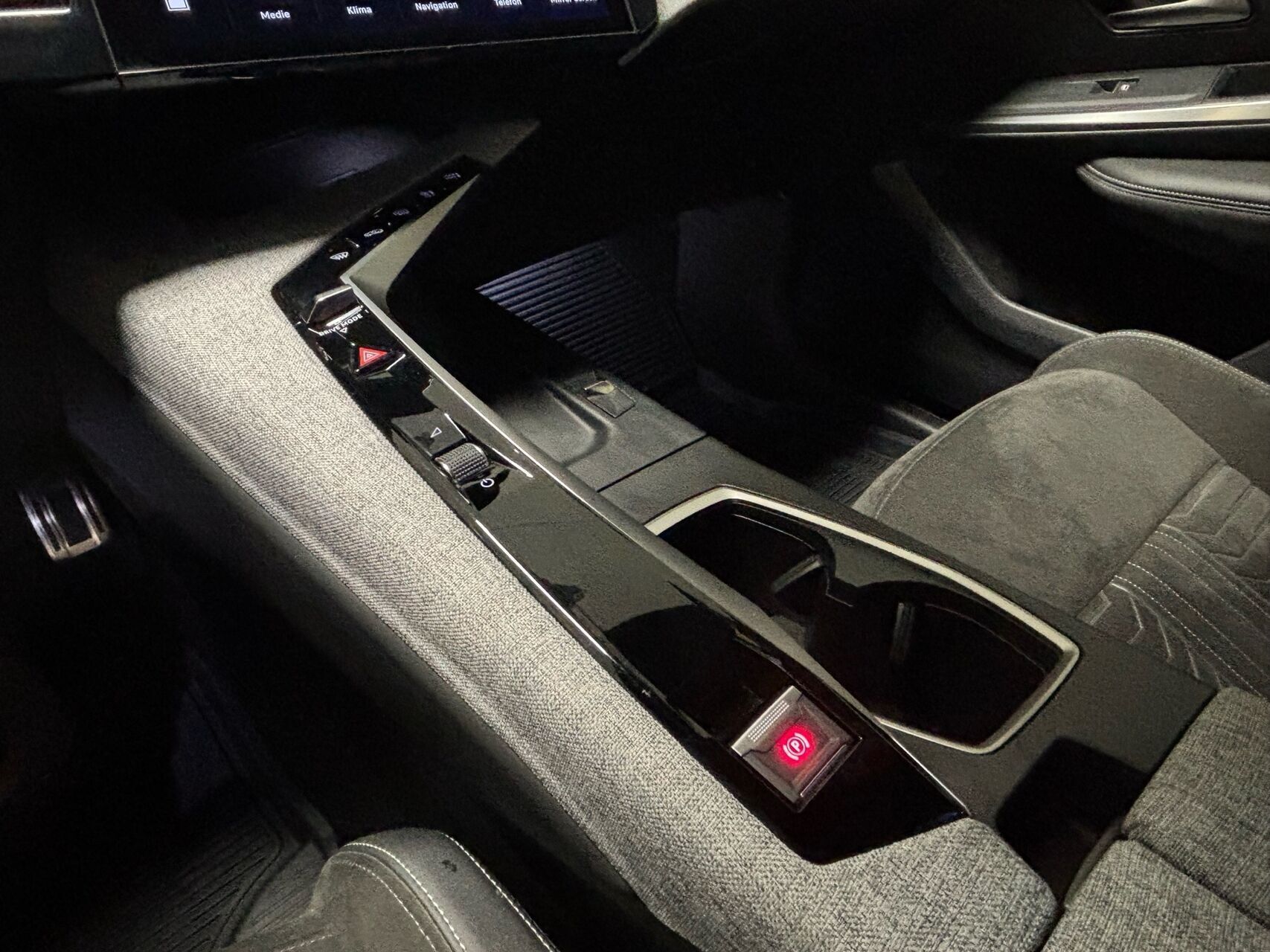 Hvid Peugeot e-5008 fra 2024