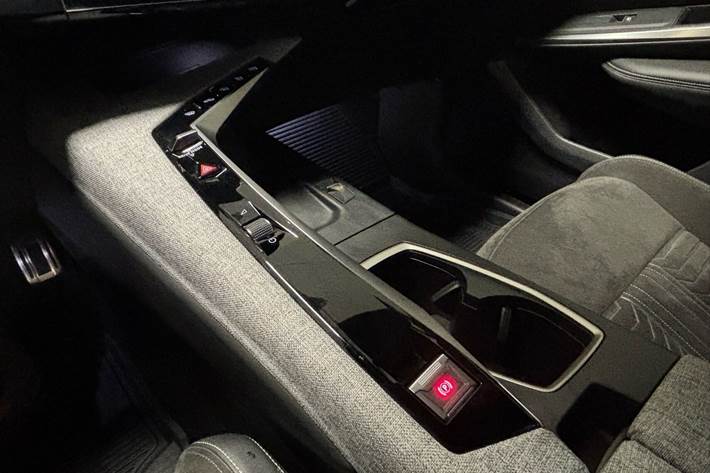 Hvid Peugeot e-5008 fra 2024