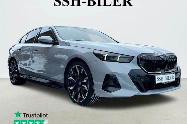 Grå BMW i5 fra 2025 set udefra