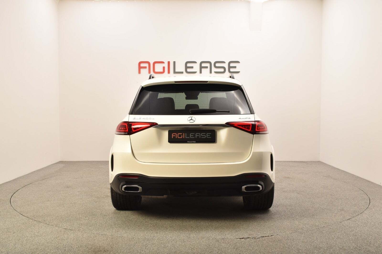 Hvid Mercedes GLE400 d fra 2019 set udefra