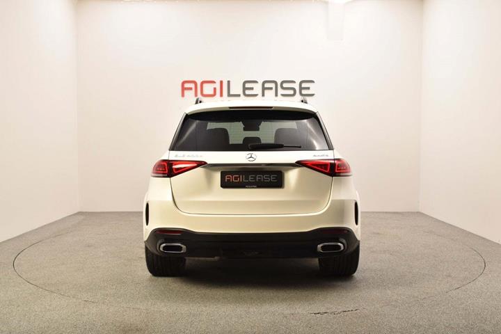 Hvid Mercedes GLE400 d fra 2019 set udefra