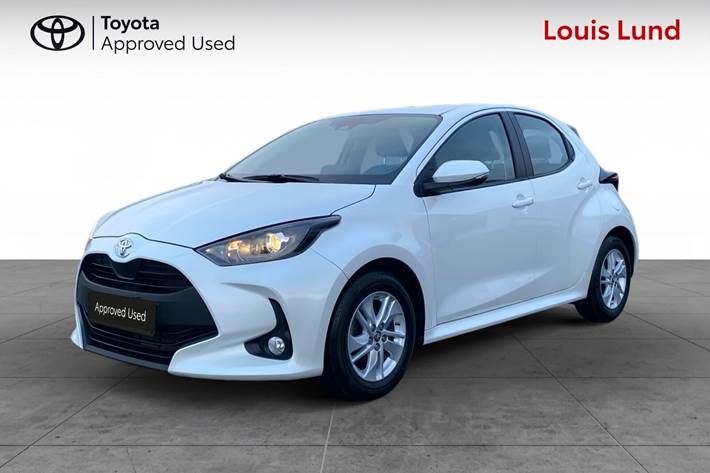 Hvid Toyota Yaris fra 2022 set udefra