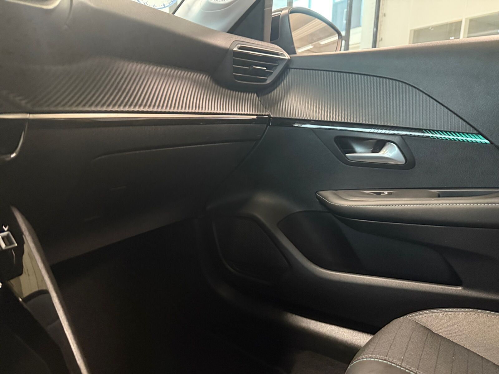 Gul Peugeot e-208 fra 2022