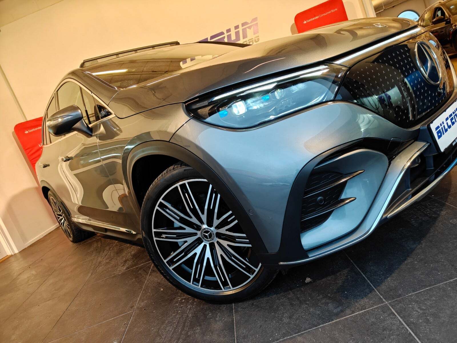 Grå Mercedes EQE350+ SUV fra 2024