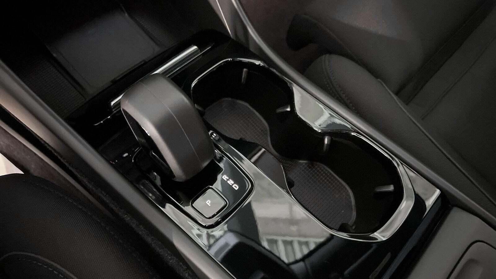 Sølv Volvo XC40 fra 2022