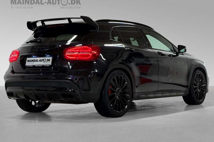 Rød Mercedes GLA45 fra 2015