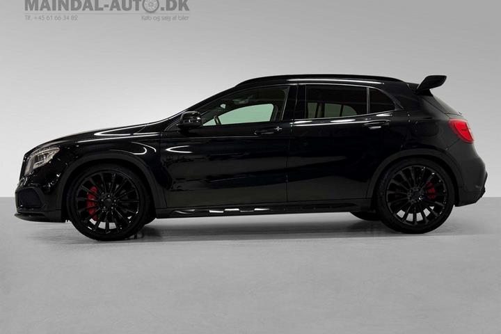 Rød Mercedes GLA45 fra 2015
