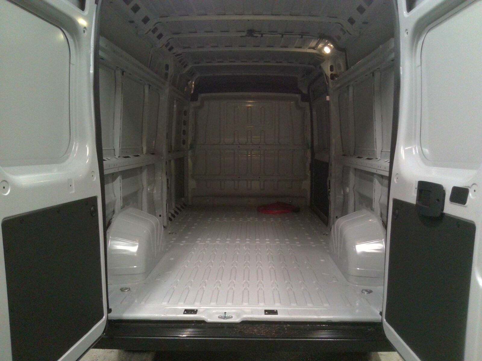 Hvid Peugeot e-Boxer 435 fra 2024