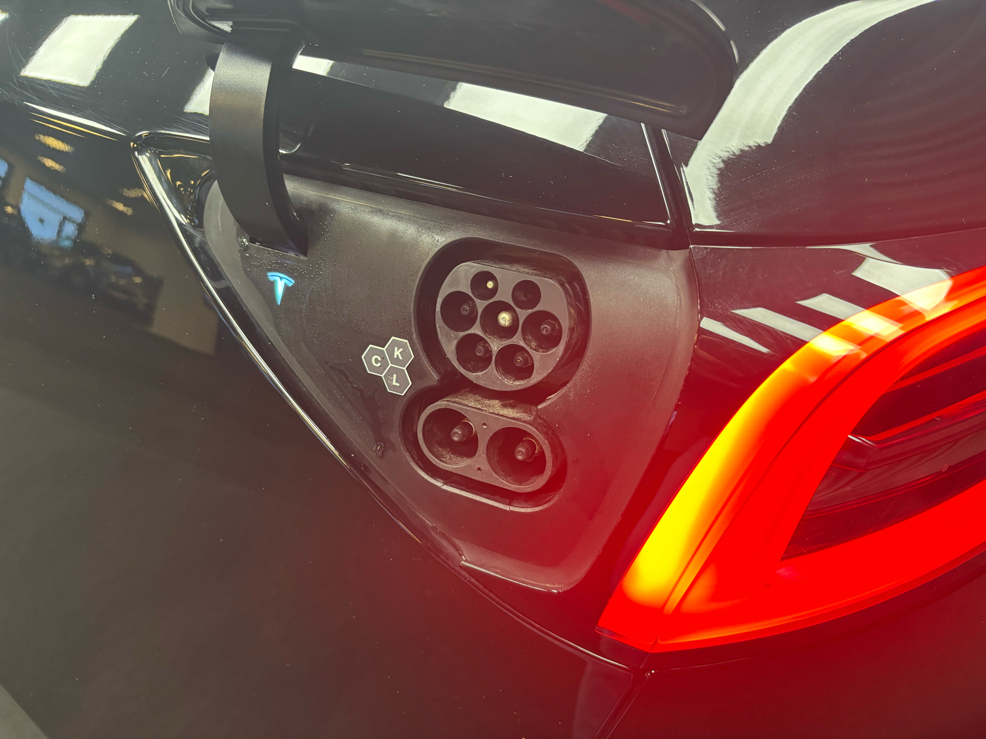 Sort Tesla Model Y fra 2023