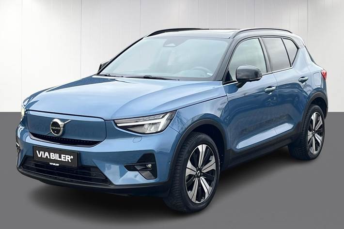 Blå Volvo XC40 fra 2022 set udefra
