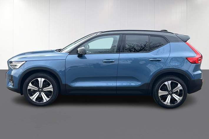Blå Volvo XC40 fra 2022
