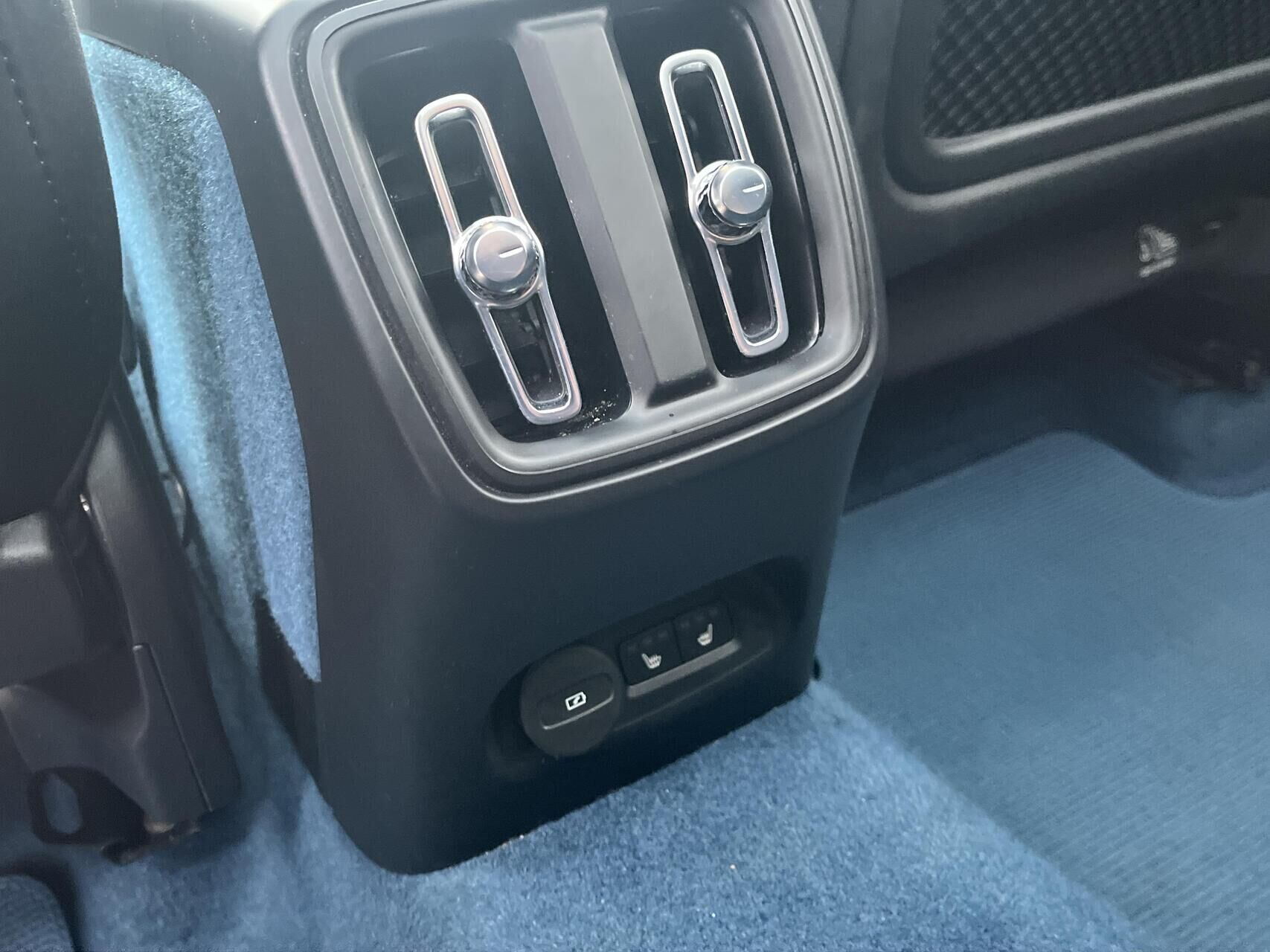 Blå Volvo XC40 fra 2022