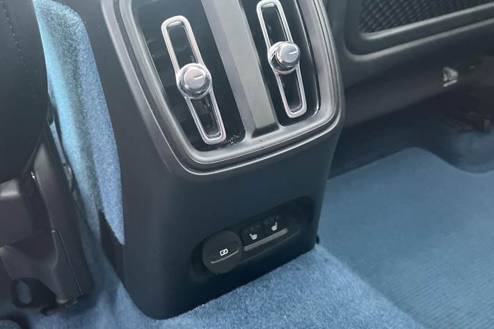 Blå Volvo XC40 fra 2022