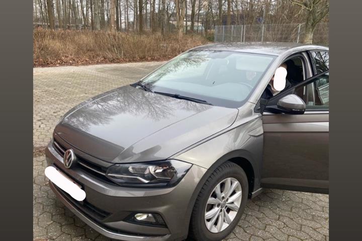 Grå VW Polo fra 2019