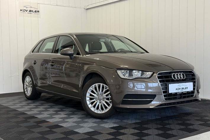 Grå Audi A3 fra 2016 set udefra