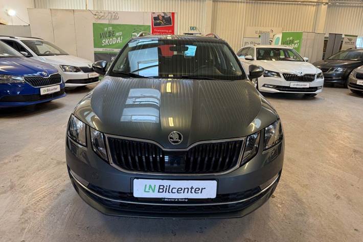 Grå Skoda Octavia fra 2019