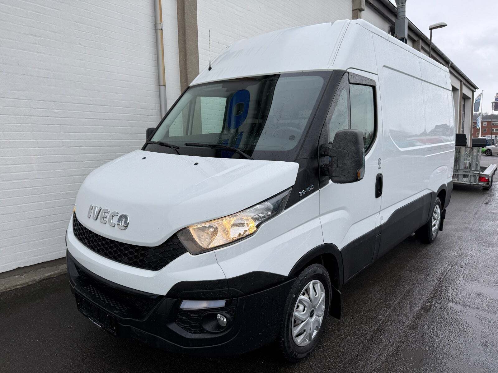 Hvid Iveco Daily fra 2015