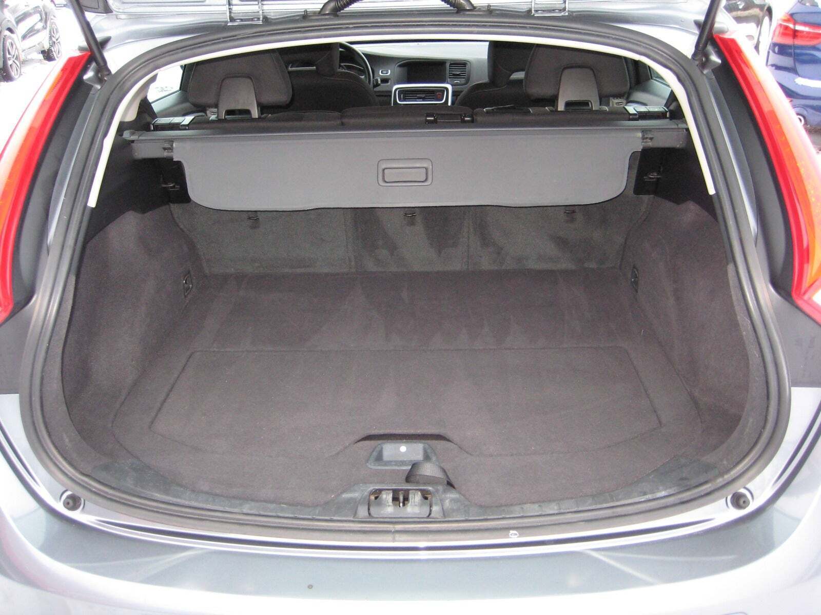 Grå Volvo V60 fra 2017