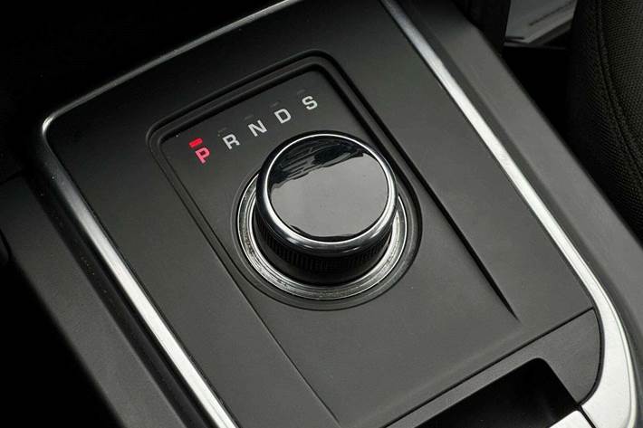 Hvid Land Rover Discovery Sport fra 2019